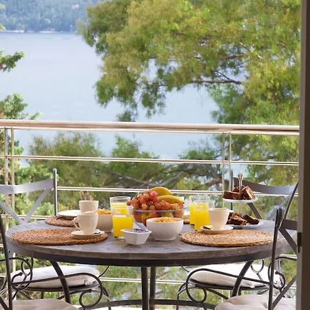 Chloe Luxury Beachfront Apartment Karavomylos