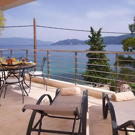 Chloe Luxury Beachfront Karavomylos